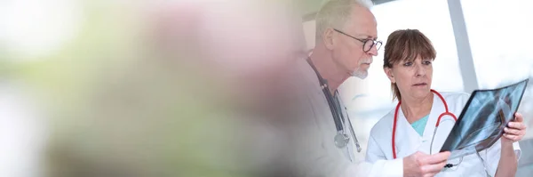 Два Лікарі Вивчають Рентгенівський Звіт Медичному Кабінеті Панорамний Банер — стокове фото