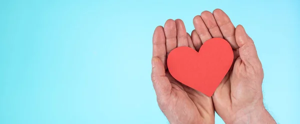 Manos Sosteniendo Corazón Rojo Sobre Fondo Azul Claro Concepto Seguro — Foto de Stock