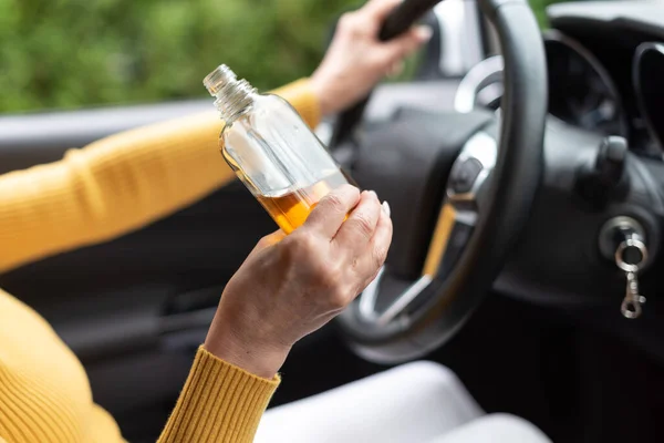 Vrouw Die Alcohol Drinkt Tijdens Het Rijden — Stockfoto