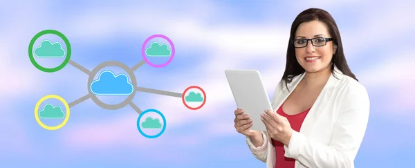 Mulher Usando Tablet Digital Com Conceito Rede Nuvem Segundo Plano — Fotografia de Stock