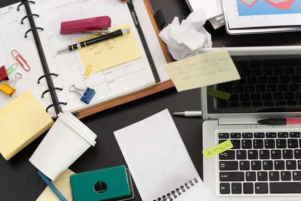 Mesa Escritório Bagunçada Desordenada — Fotografia de Stock