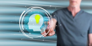 Adam dokunmatik ekranda yaratıcılık kavramına parmağıyla dokunuyor.