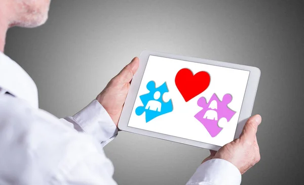 Hombre Sosteniendo Una Tableta Mostrando Concepto Amor —  Fotos de Stock