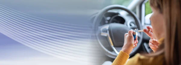 Mujer Encendiendo Cigarrillo Coche Pancarta Panorámica —  Fotos de Stock