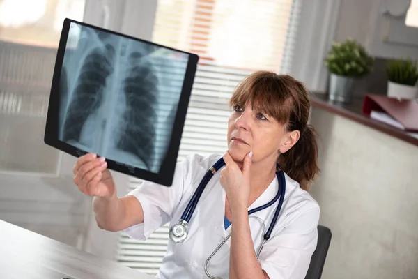 Ärztin Untersucht Röntgenbericht Arztpraxis — Stockfoto
