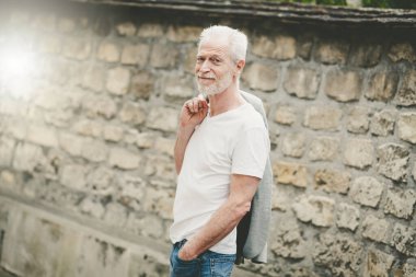 Yakışıklı, olgun bir adamın açık havada portresi.