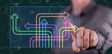 Adam dokunmatik ekranda dijital bir karar kavramına parmağıyla dokunuyor.