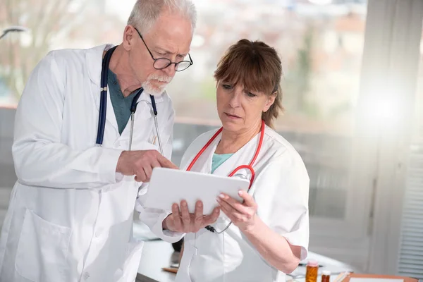 Due Medici Maturi Discutono Rapporto Medico Tablet Digitale — Foto Stock