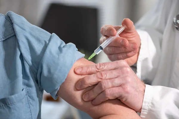 Médico Inyectando Vacuna Paciente Femenino — Foto de Stock