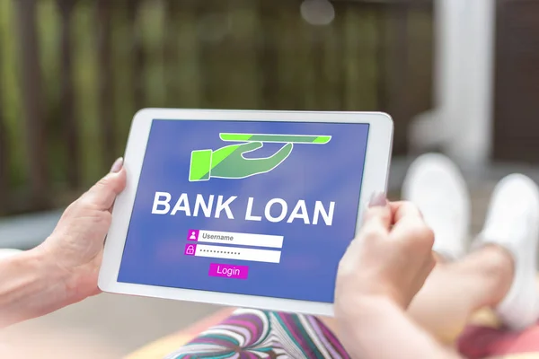 銀行融資の概念を持つタブレットを保持する女性の手 — ストック写真