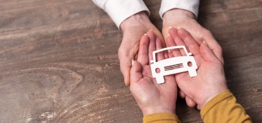 Elinde kağıt arabalarla otomobil sigortası kavramı