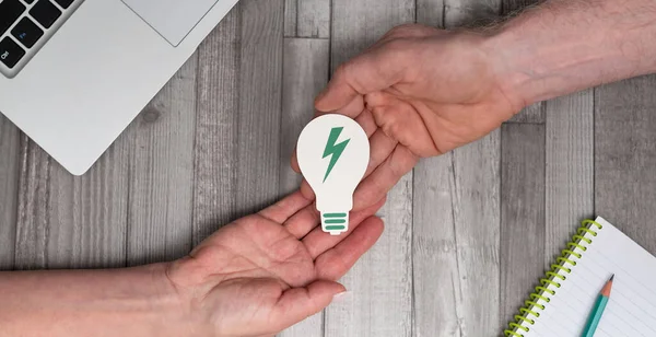 Руки Держат Бумажную Лампочку Концепция Чистой Энергии — стоковое фото