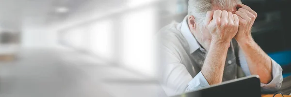 Gestresster Leitender Geschäftsmann Sitzt Büro Panorama Banner — Stockfoto