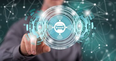 Bir adam dokunmatik ekranda akıllı araba konseptine parmağıyla dokunuyor.