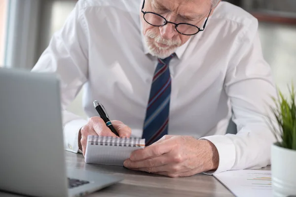 Senior Zakenman Met Pen Schrijven Notitieblok — Stockfoto