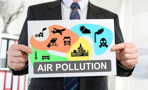 実業家による大気汚染の概念を示す紙 — ストック写真