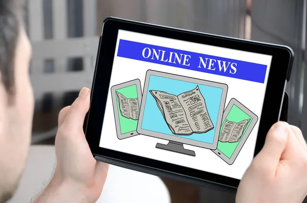 Mężczyzna Trzyma Tablet Pokazujący Koncepcję Wiadomości Online — Zdjęcie stockowe