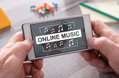Cep telefonunda çevrimiçi müzik kavramı