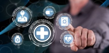 Adam dokunmatik ekranda sağlık sigortasına dokunuyor.