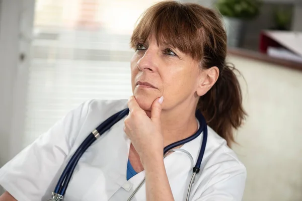 医療室における思慮深い女性医師の肖像 — ストック写真