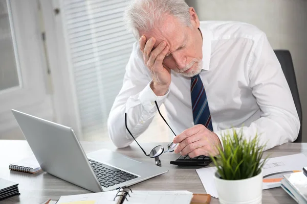 Gestresster Geschäftsmann Sitzt Mit Der Hand Auf Der Stirn Büro — Stockfoto