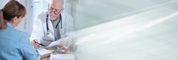 Старший Врач Выписывает Рецепт Своей Пациентке Медицинском Кабинете Панорамный Баннер — стоковое фото