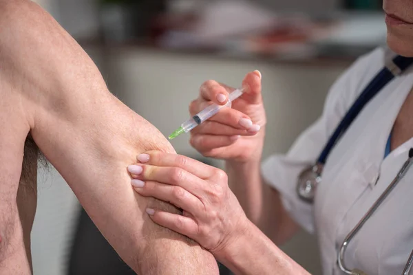 Médico Femenino Inyectando Vacuna Brazo Del Paciente — Foto de Stock