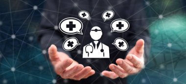 Tıbbi yardım kavramı, arka plandaki bir adamın ellerinden üstündür.