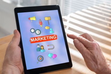 Bir pazarlama kavramı gösteren tablet ekranı