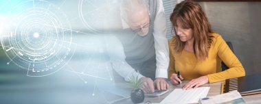 Ofiste mali istatistikler üzerinde çalışan iş arkadaşları; panoramik afiş