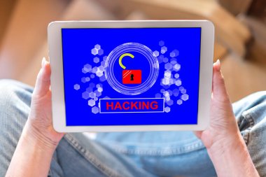 Bir hack konsepti gösteren tablet ekranı