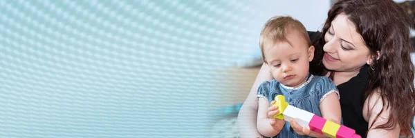 Menina Bebê Com Sua Mãe Brincando Com Tijolos Colordul Bandeira — Fotografia de Stock