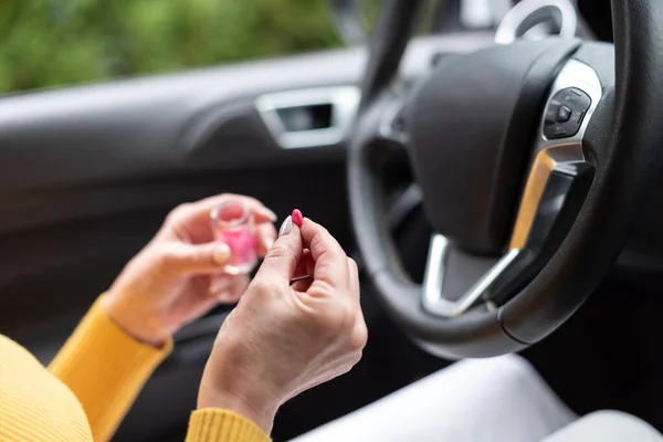 Mujer Sentada Coche Tomando Pastillas Antes Conducir —  Fotos de Stock