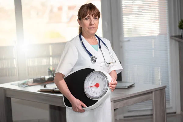 Female Doctor Holding Weight Scale Concept Healthy Eating — Stock Photo, Image