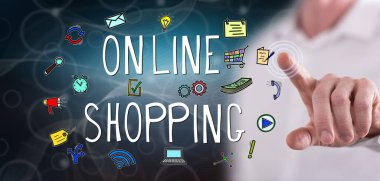 Bir adam dokunmatik ekranda online alışveriş konseptine parmağıyla dokunuyor.