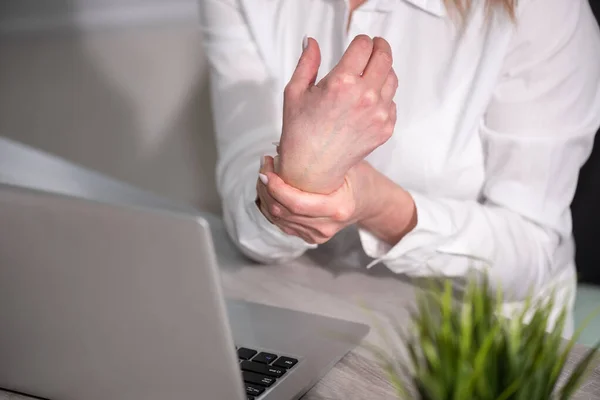 Businesswoman Suffering Wrist Pain — Stock Photo, Image