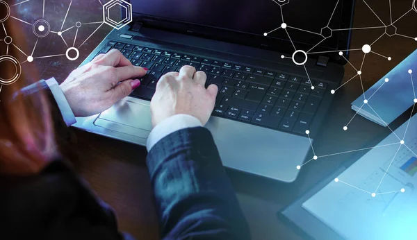 Mujer Negocios Escribiendo Una Computadora Portátil Oficina Efecto Luz — Foto de Stock