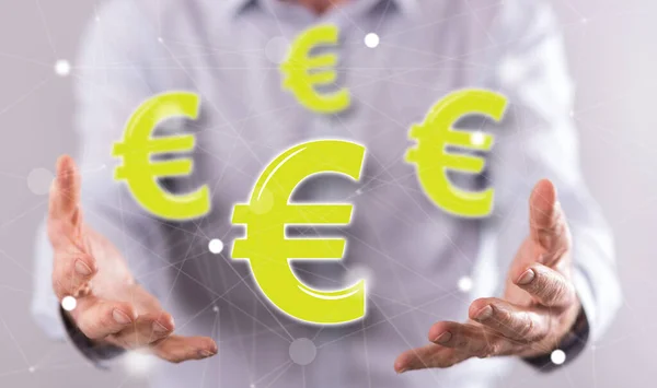Έννοια Του Ευρώ Πάνω Από Χέρια Ενός Ανθρώπου Στο Παρασκήνιο — Φωτογραφία Αρχείου