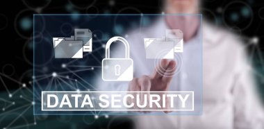 Adam dokunmatik ekranda parmak ile veri güvenliği kavramına dokunuyor.