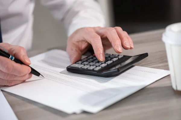 Mannelijke Handen Met Behulp Van Rekenmachine Begrip Financiën Economie — Stockfoto