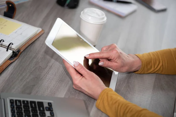 Mains Féminines Utilisant Une Tablette Numérique Sur Lieu Travail — Photo