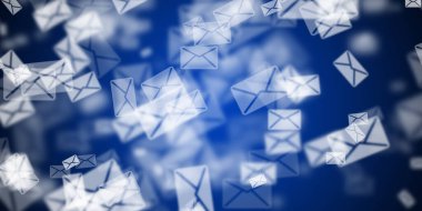 Mavi arkaplan üzerinde uçan zarflar