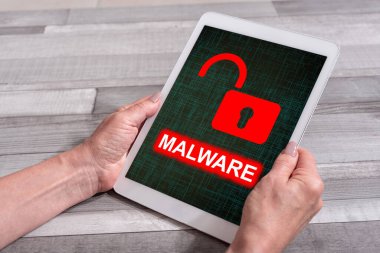 Yazılım konsepti olan bir tableti tutan kadın eller.