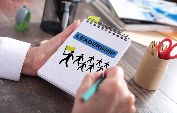 Bir not defterine liderlik kavramı çizildi