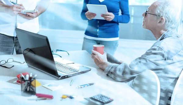 Medarbetare Som Har Affärsdiskussion Ämbetet Ljuseffekt — Stockfoto