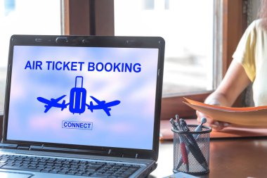 Bir uçak bileti rezervasyon kavramını gösteren dizüstü bilgisayar
