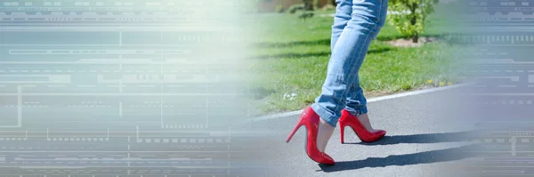 Mujer Moda Con Zapatos Rojos Tacón Alto Caminando Parque Pancarta —  Fotos de Stock