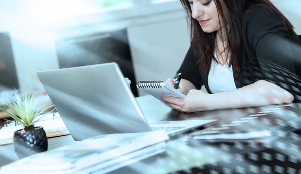 Jovem Mulher Tomando Notas Bloco Notas Efeito Luz — Fotografia de Stock