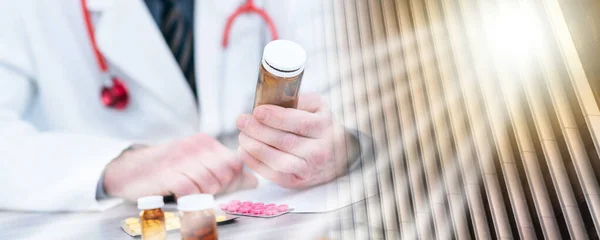 Orvos Keres Egy Üveg Tablettát Orvosi Rendelőben Többszörös Expozíció — Stock Fotó