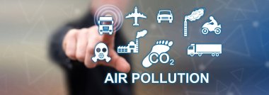 Adam dokunmatik ekranda hava kirliliği kavramına parmağıyla dokunuyor.